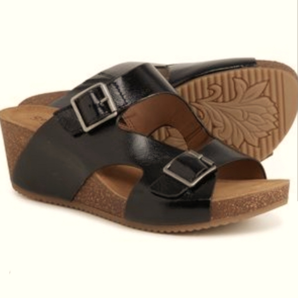 NIB/New Comfortiva Emah Wedges (7)